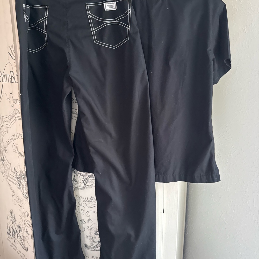 Very Gently Preowned Blue Sky Shelby Black/White Skinny Scrub Set - Picture 7 of 14